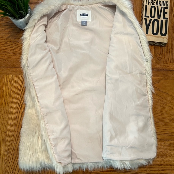 🎉HP🎉 Old Navy Faux Fur Vest - LIKE NEW CONDITION! - Picture 4 of 6